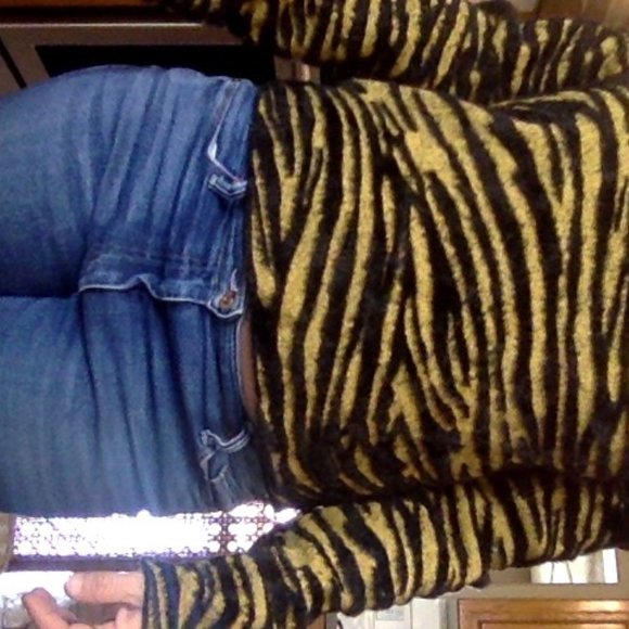 sweater - Picture 2 of 3